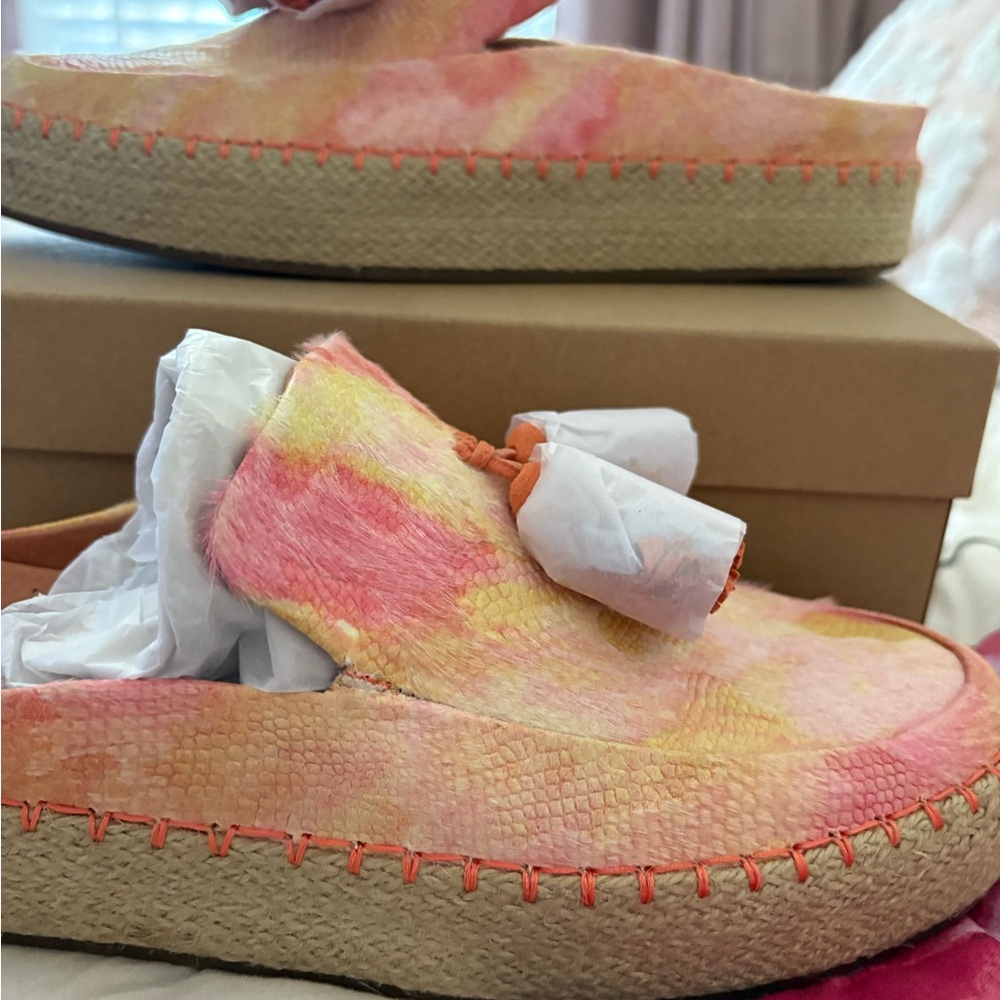 NWT Gentle Souls Vibrant Pink and Yellow Clogs Size 10 - Picture 3 of 9